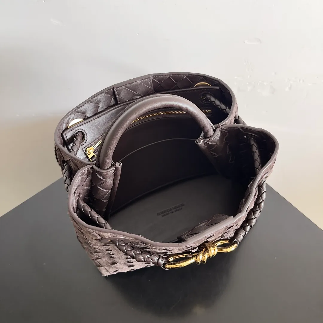 The 2023 new Andiamo batch of 1960 BV has been shipped‼ ️Really popular🔥The new Andiamo woven handbag launched by Bottega Veneta this season is really popular all over the world! ! Celebrities at home and abroad have worn it, and Oscar-winning actress Michelle Yeoh has taken it out on the street. Song Jia, Trai Yara, Yu Feihong, Sanji Ayaka, Rosie Hunting-Whiteley, Yoshioka Riho, etc. have all picked up this bag. It is classic and versatile, showing off its temperament, and the bag capacity is also large, which is very convenient for daily commuting! ! A variety of carrying methods, the shoulder straps can be adjusted by yourself, the original lambskin feels soft and delicate, and the neutral style is made to break gender boundaries and bring a more practical and longer-lasting use experience. Andiamo, which has both elegant and casual styles, perfectly interprets the true appearance of "fashionable old money style". Style number: 743568 (suede) Size: 25*22*10.5cm